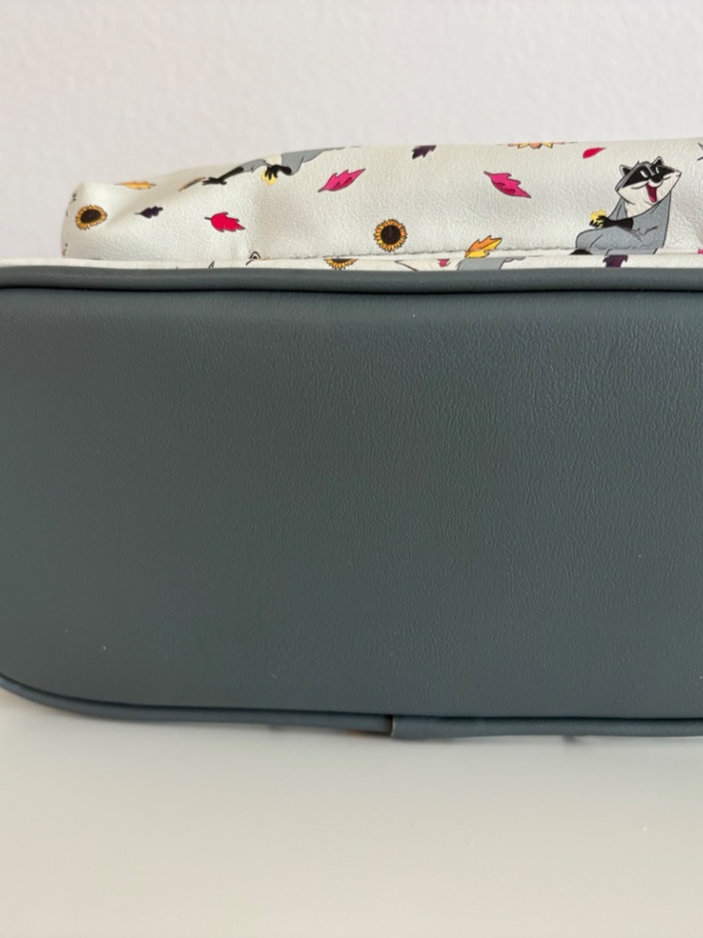 Loungefly Pochantas Meeko backpack - Picture 5 of 5